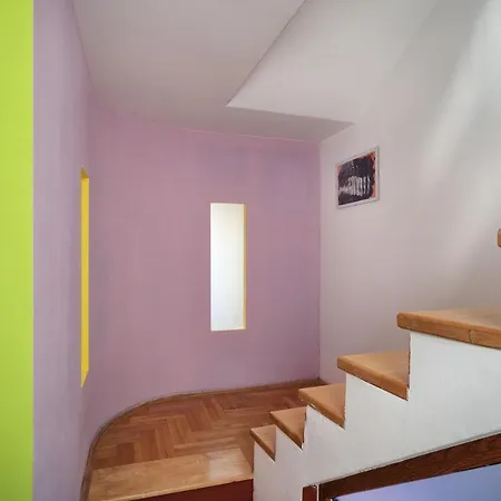 Poetry House 4*