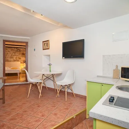 Poetry House Konukevi 4*